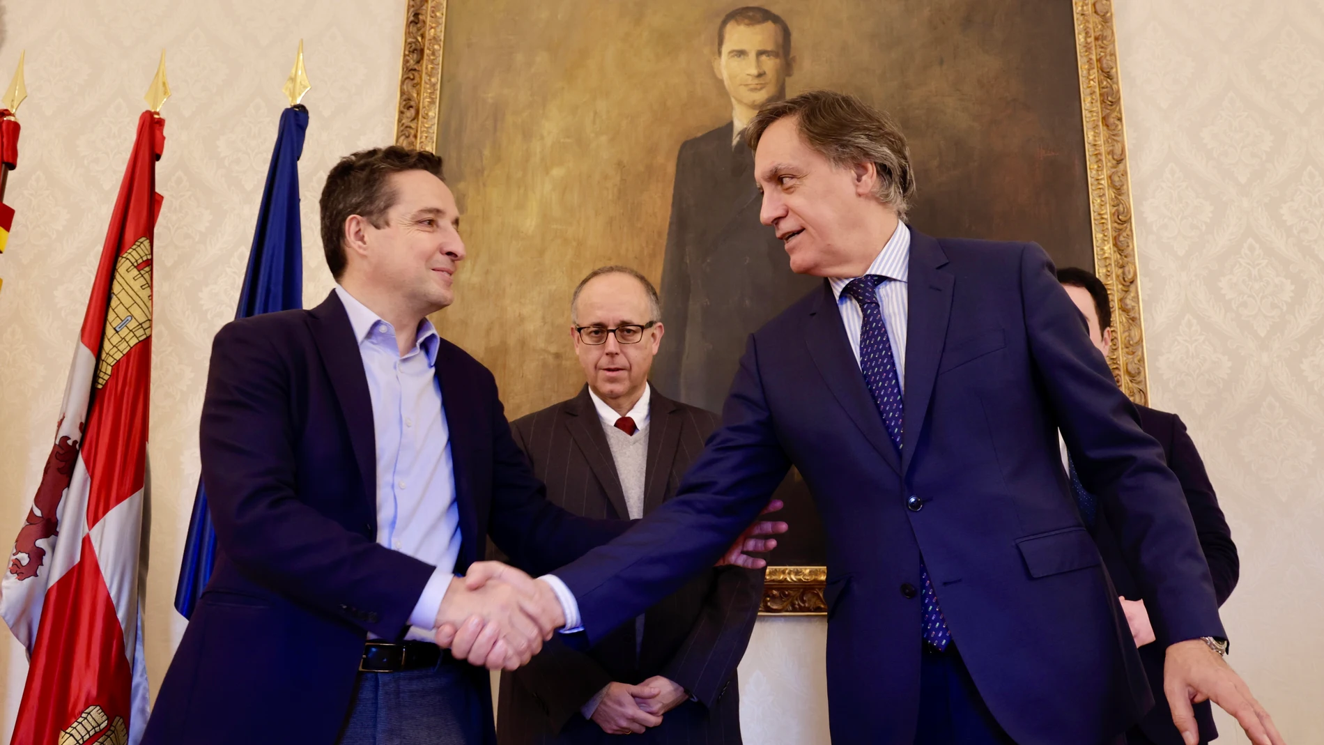 El alcalde de Salamanca, Carlos García Carbayo, y el presidente de AIR Institute, Juan Manuel Corchado, firman un convenio de colaboración