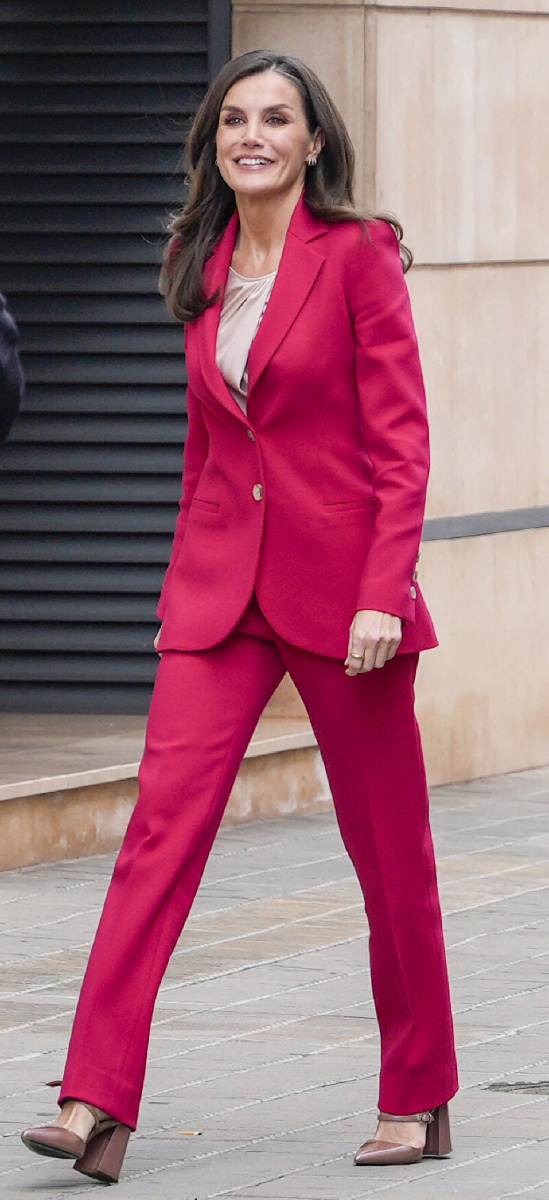 La Reina Letizia con traje rojo.