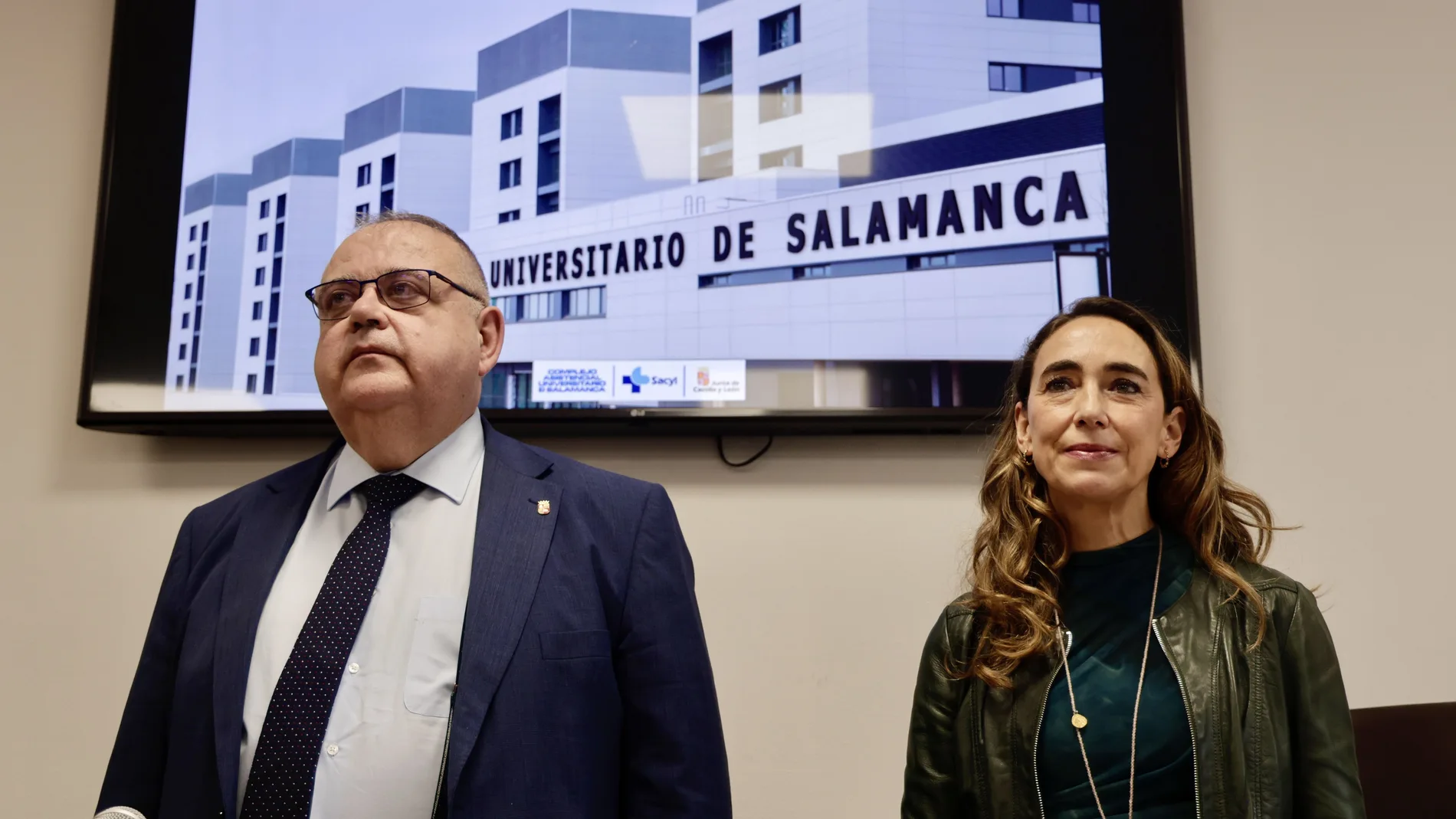 El consejero de Sanidad, Alejandro Vázquez, junto a Carmen Rodríguez, nueva gerente del Complejo Asistencial Universitario de Salamanca (CAUSA)