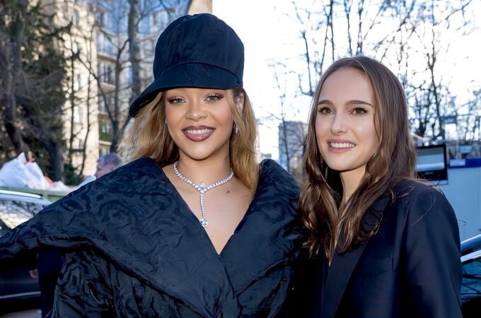 Rihanna brilla al conocer a Natalie Portman en la Alta Costura de París