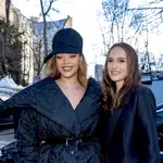 Rihanna brilla al conocer a Natalie Portman en la Alta Costura de París