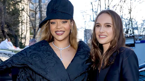 Rihanna brilla al conocer a Natalie Portman en la Alta Costura de París