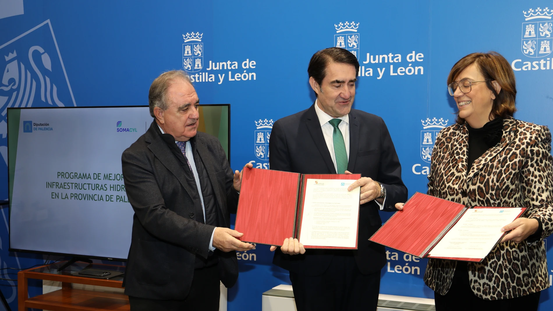 El consejero de Medio Ambiente, Vivienda y Ordenación del Territorio, Juan Carlos Suárez-Quiñones(C), junto al delegado de la Junta, José Antonio Rubio, firma un protocolo con la presidenta de la Diputación de Palencia, Ángeles Armisén, para abastecimiento de agua en el mundo rural