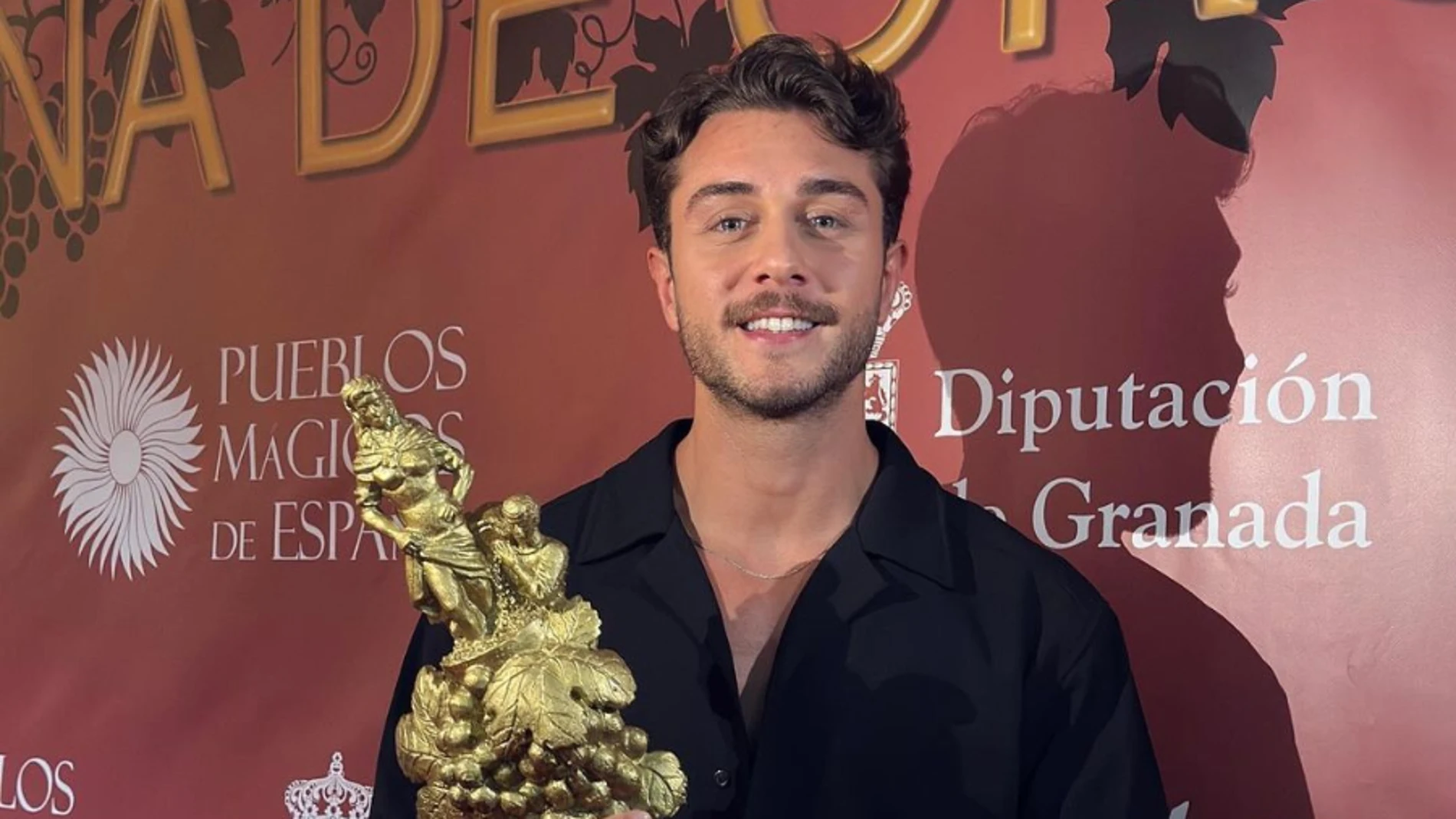 El actor Onur Seyit Yaran con su galardón