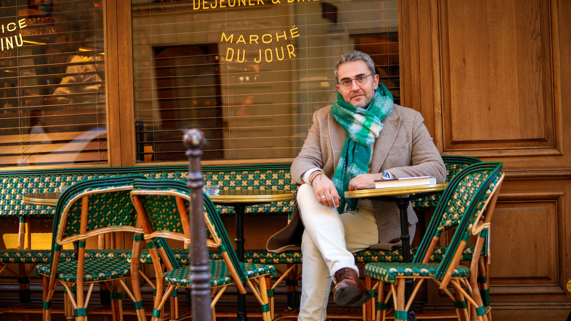 El novelista sentado en una terraza de París