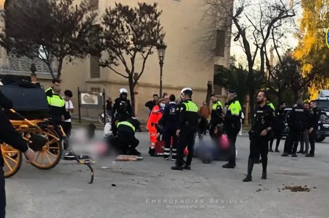 El vuelco de un coche de caballos en Sevilla acaba con cinco personas heridas