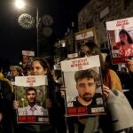 Manifestantes en Jerusalén sostienen retratos de rehenes israelíes retenidos en Gaza en una manifestación el 22 de enero de 2024 para exigir su liberación