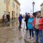 Vecinos de Fuentepelayo (Segovia) recogen agua tras las inundaciones de la semana pasada