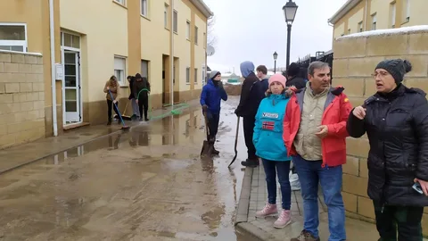 Vecinos de Fuentepelayo (Segovia) recogen agua tras las inundaciones de la semana pasada