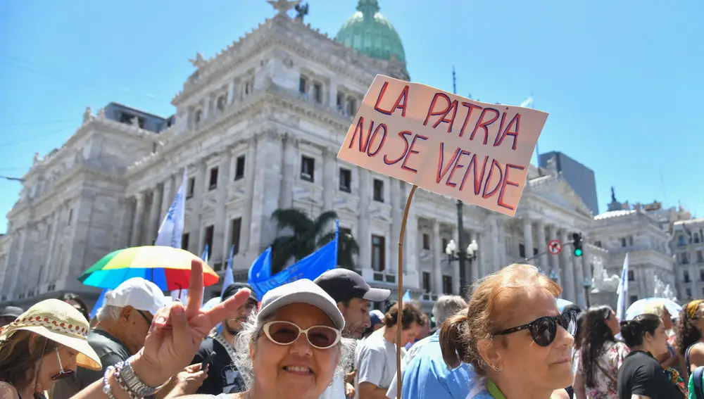 Sindicatos argentinos &quot;seguirán la lucha&quot; para que caigan reformas planteadas por Milei