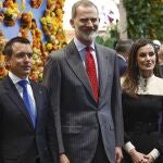 El presidente de Ecuador, Daniel Noboa (i) posa con el rey Felipe VI (C) y la reina Letizia (d) en el stand del país durante la inauguración de Fitur 2024