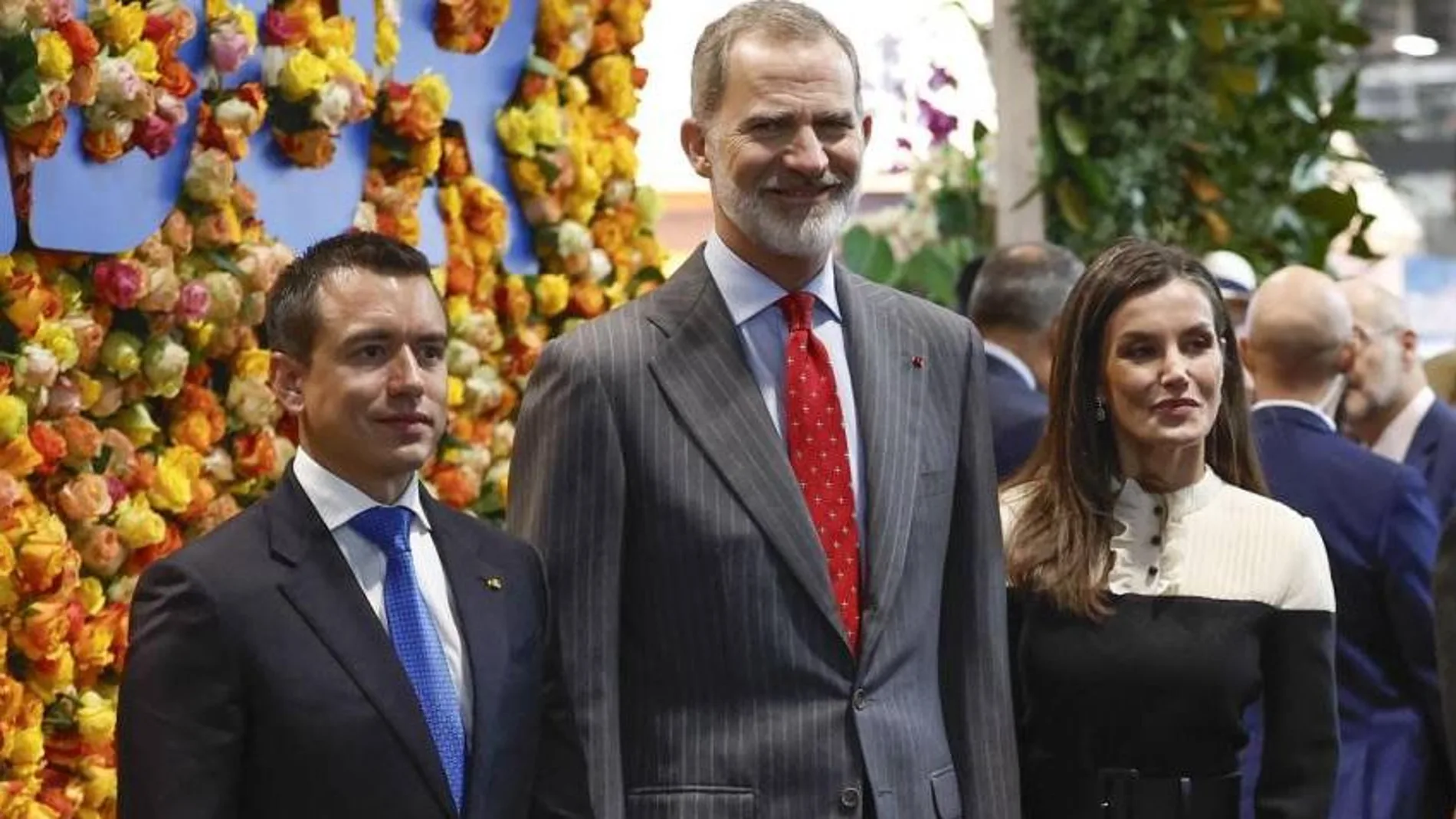 El presidente de Ecuador, Daniel Noboa (i) posa con el rey Felipe VI (C) y la reina Letizia (d) en el stand del país durante la inauguración de Fitur 2024