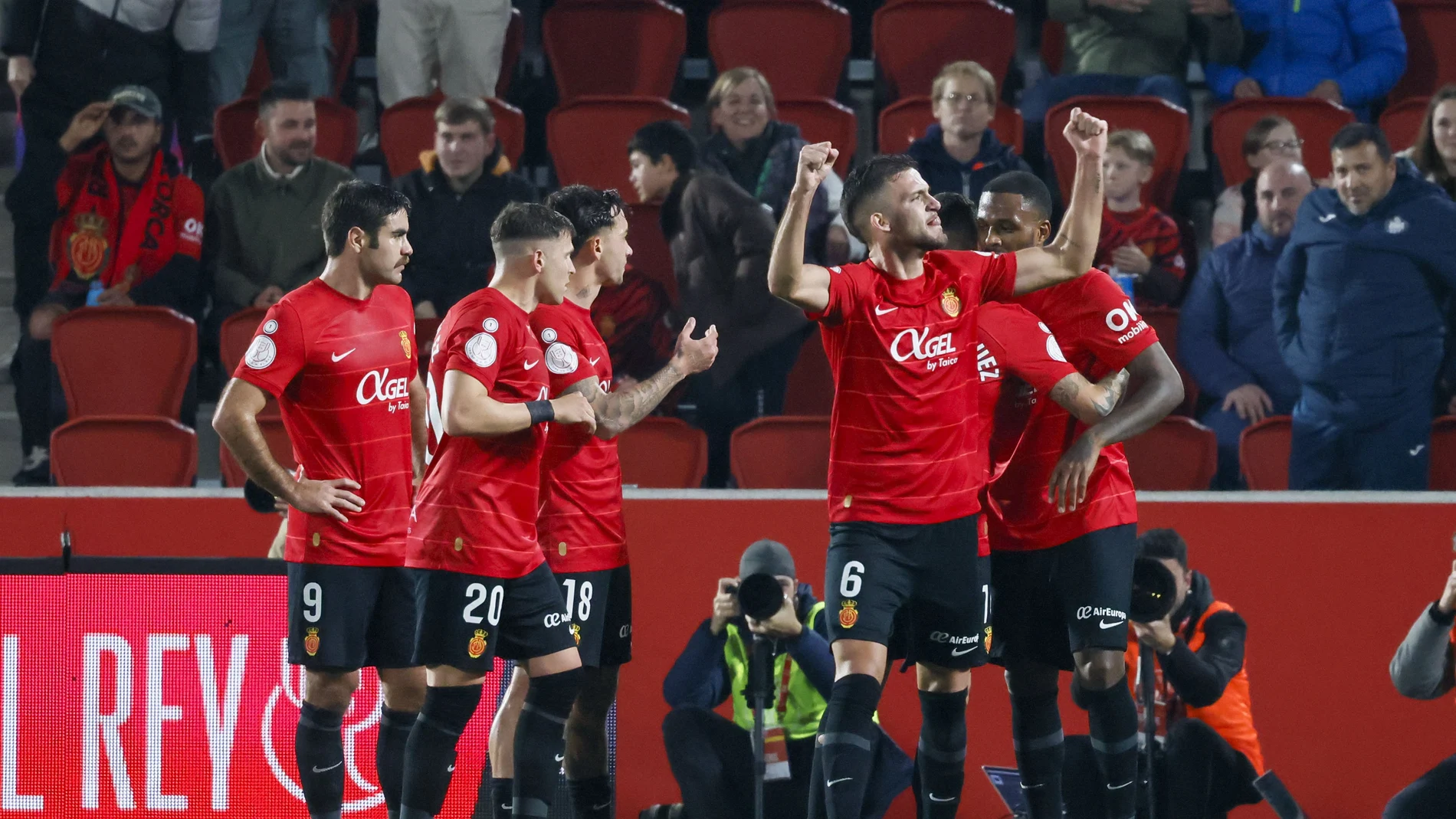 Los jugadores del Mallorca celebran el primer gol del partido