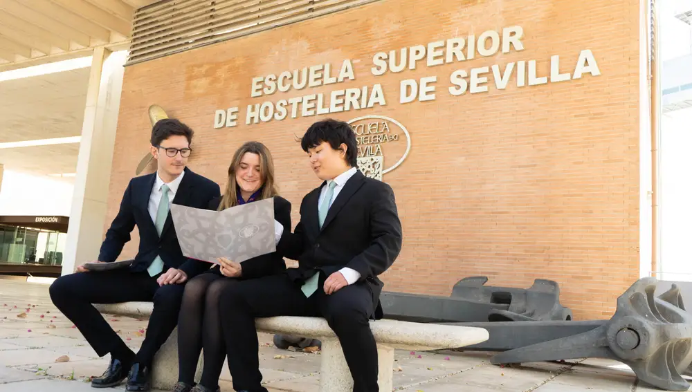 Estudiantes de la Escuela Superior de Hostelería de Sevilla en la sede del Pabellón de la Navegación