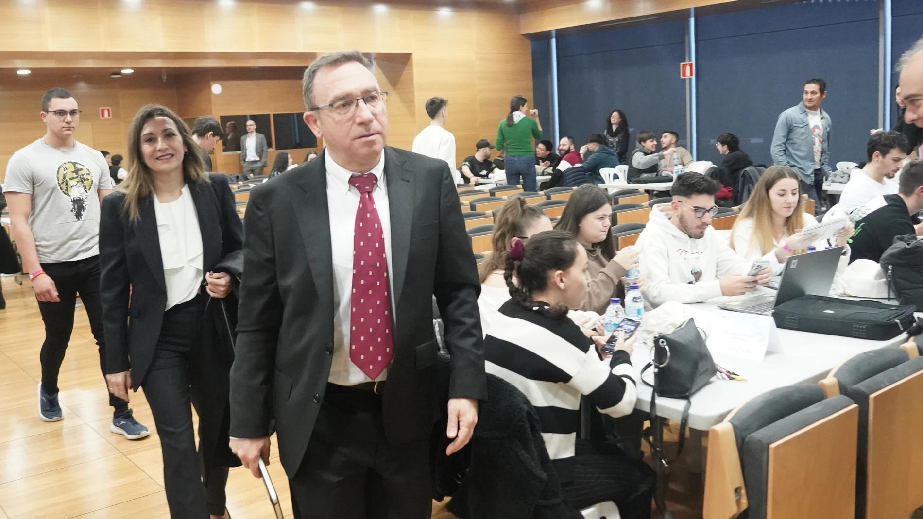 El director de Fundación Empresa Familiar Castilla y León, Alberto Guerra, y el director de Banca de Instituciones de Valladolid, Gonzalo Cebrián, asisten a un ‘hackathon’ para 160 estudiantes de FP