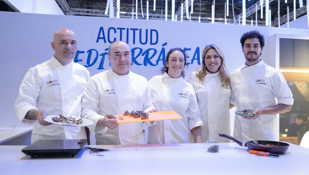 La presidenta de la Diputación de Castellón, Marta Barrachina, con chefs castellonenses