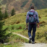 Un senderista caminando por la comarca del Valle