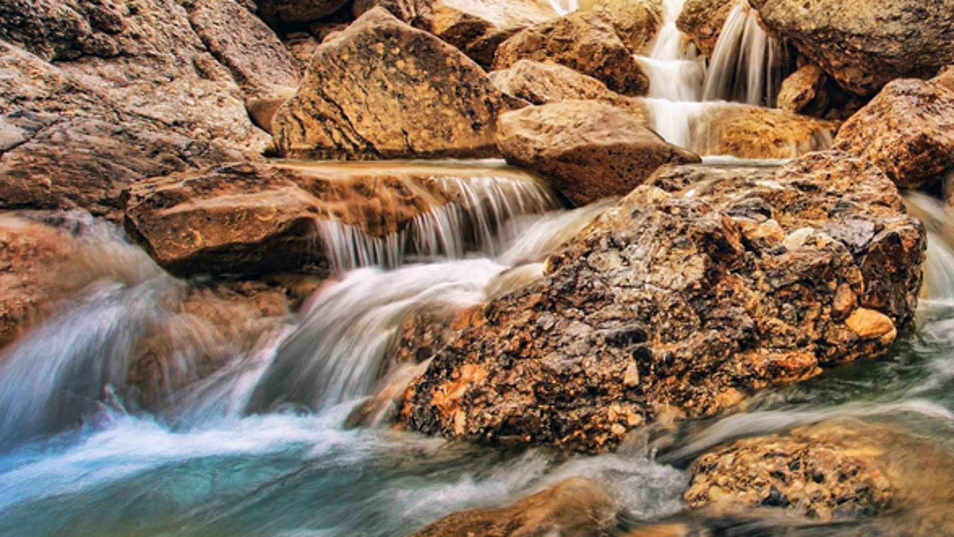Agua cristalina corriendo por la comarca del Valle soriano