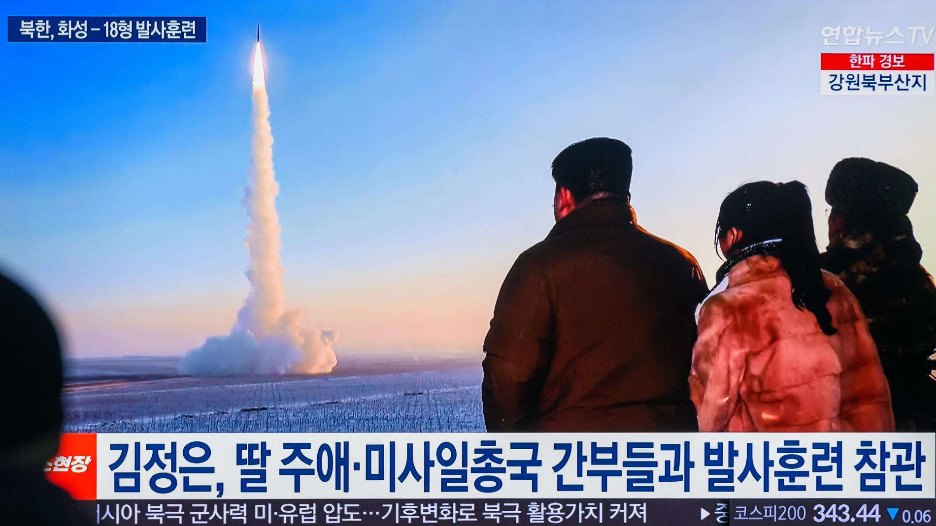 December 19, 2023, Seoul, South Korea: A TV at Seoul's Yongsan Railway Station shows North Korean leader Kim Jong-Un (L) and his daughter believed to be named Kim Ju Ae (2nd from L) inspecting the launch of a Hwasong-18 solid-fuel intercontinental ballistic missile (ICBM). (Foto de ARCHIVO) 19/12/2023
