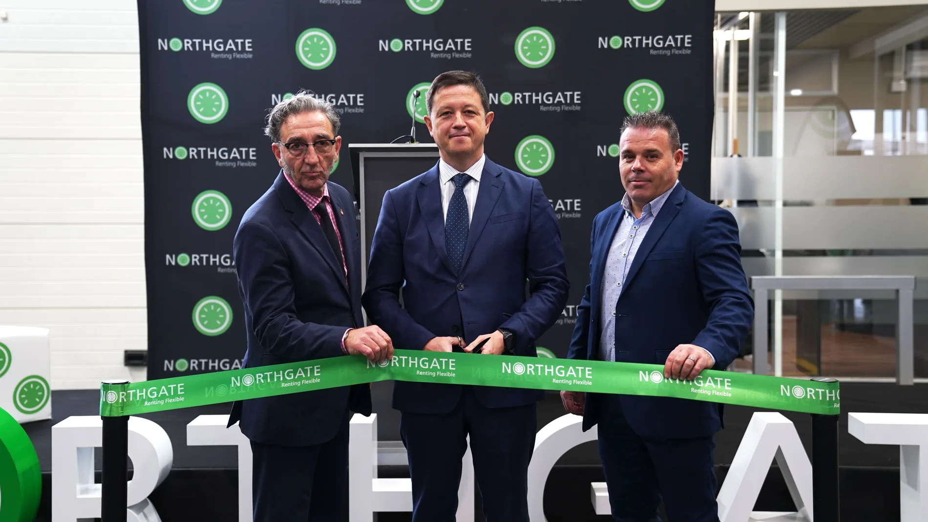 El CEO de Northgate, Jorge Alarcón, junto al gerente regional de la zona norte Manel Regueiro y el delegado de la nueva sede en León, Roberto Bernaldo de Quirós
