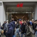 Gente comprando ropa en la cadena multinacional sueca de tiendas de ropa H&M