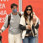 Cayetano Rivera y María Cerqueira en el aeropuerto de Sevilla