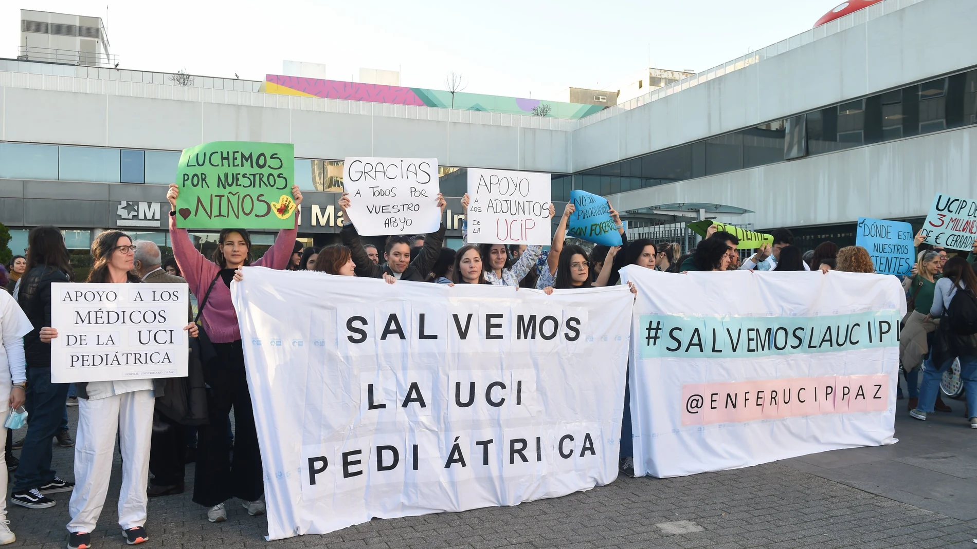 Protestas de los sanitarios de la Uci Pediátrica del Hospital La Paz