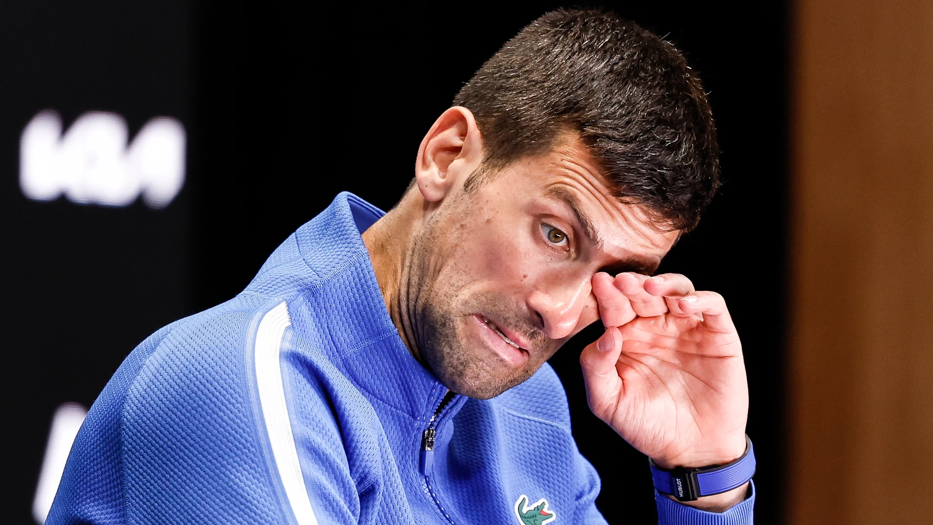 Melbourne (Australia), 26/01/2024.- Novak Djokovic of Serbia reacts during a press conference after losing the Men's semi final match against Jannik Sinner of Italy at the Australian Open tennis tournament in Melbourne, Australia, 26 January 2024. (Tenis, Italia) EFE/EPA/MAST IRHAM 