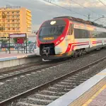 Tren de Cercanías de Renfe de la línea C-1 llega a la parada apeadero de Los Álamos, en Torremolinos