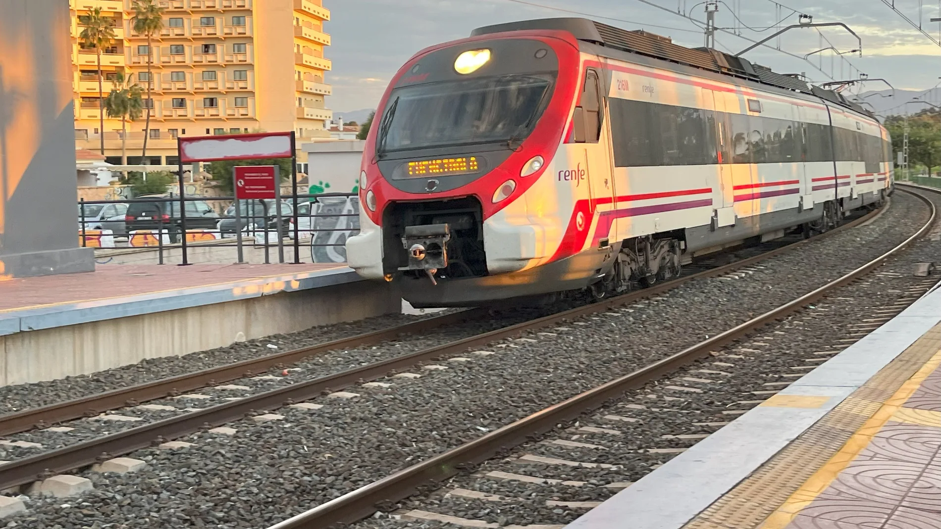 Tren de Cercanías de Renfe de la línea C-1 llega a la parada apeadero de Los Álamos, en Torremolinos