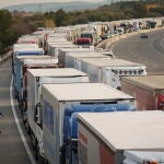 Los agricultores franceses cortan la frontera por la autopista AP-7 en La Jonquera