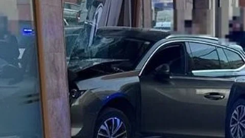 Imagen del vehículo empotrado con el local en Zamora