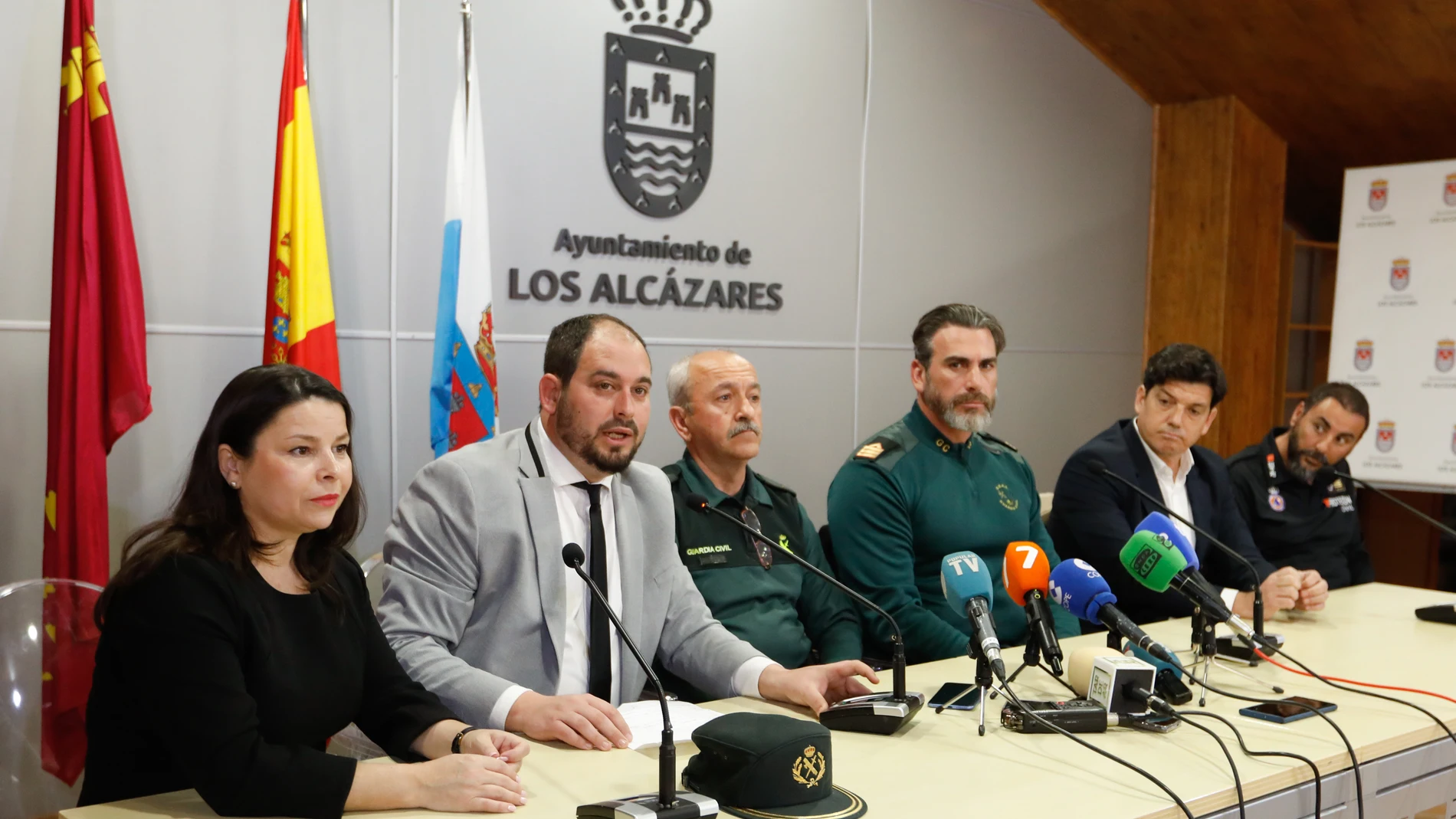 (I-D) Agente de la Guardia Civil de los GEAS, Francisco Cabañero; el teniente de la guardia civil Manuel León Benítez; el alcalde de Los Alcázares, Mario Pérez Cervera, la abogada del joven fallecido Verónica Ene, el abogado Sergio Marco y un trabajador de Protección Civil Carmelo Martínez, durante una rueda de prensa tras localizar el cadáver del joven Ivailo Petrov, en el Ayuntamiento de Los Alcázares, a 26 de enero de 2024, en Los Alcázares, Región de Murcia (España). Agentes de la Guardia...