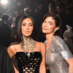 Kim Kardashian y Kylie Jenner deslumbran como sirenas en el desfile de Maison Margiela en la Semana de la Moda de París