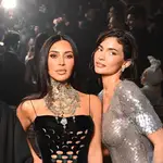 Kim Kardashian y Kylie Jenner deslumbran como sirenas en el desfile de Maison Margiela en la Semana de la Moda de París