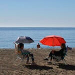 Las inusuales temperaturas, altas para la época, llevan a muchos almerienses a la playa