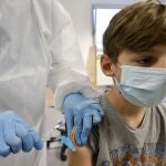 Un niño recibe la primera dosis de la vacuna del VPH