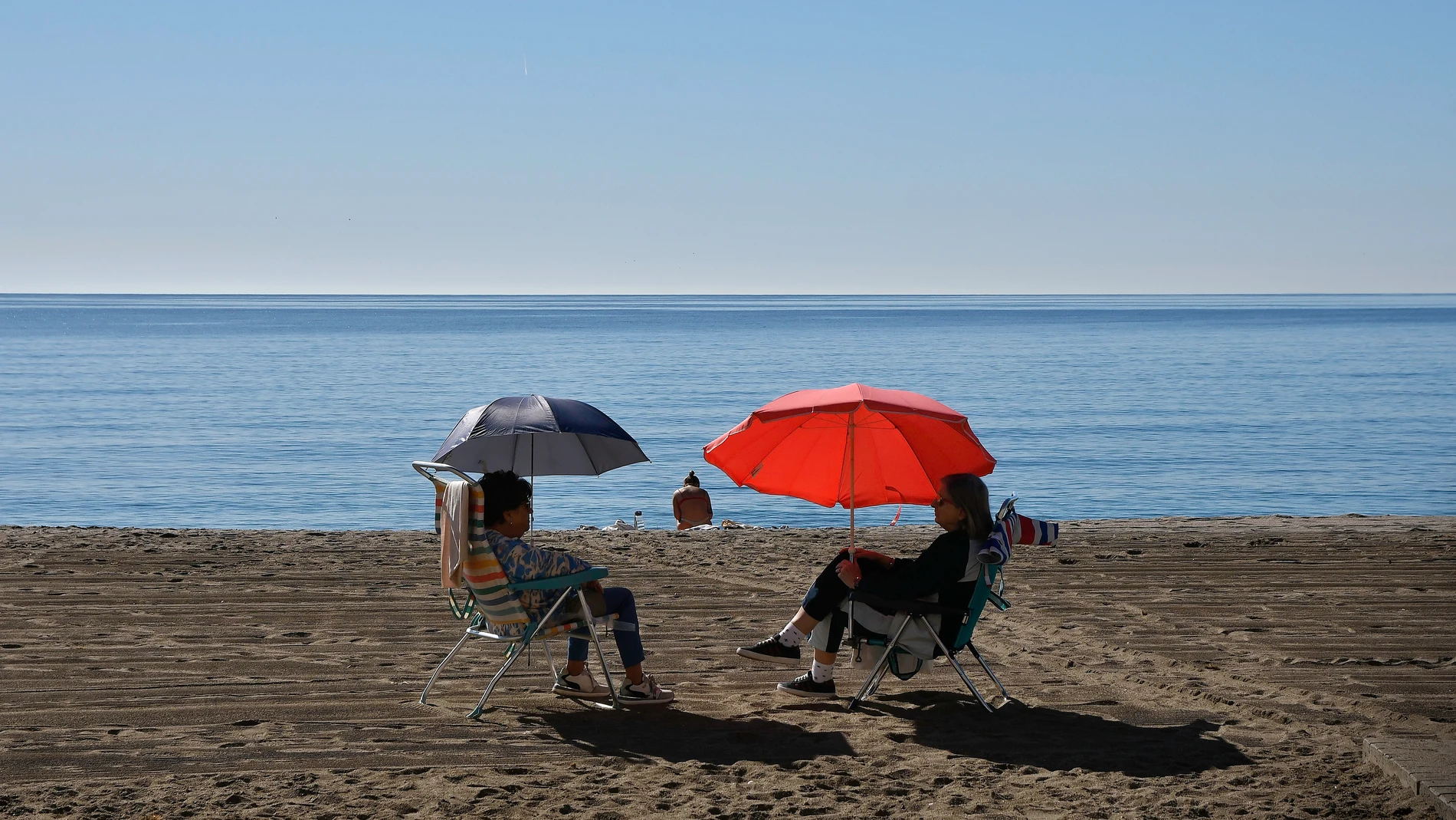 ALMERÍA, 26/01/2024.- Varias personas disfrutan del buen tiempo en la playa almeriense de El Zapillo, este viernes en el que el mapa de las temperaturas en España muestra valores diurnos anómalos, más propios de abril o mayo, por la presencia de una potente dorsal y de un anticiclón, que se traduce en Almería en termómetros con máximas de 28 grados que animan a sus vecinos a acudir a la playa como si fuese verano. EFE / Carlos Barba