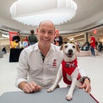 El perro viajero Pipper, embajador de actos solidarios para animales