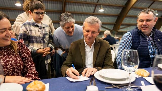 El presidente del PPdeG y candidato a la presidencia de la Xunta, Alfonso Rueda, en una comida con simpatizantes en Ordes (A Coruña).