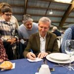 El presidente del PPdeG y candidato a la presidencia de la Xunta, Alfonso Rueda, en una comida con simpatizantes en Ordes (A Coruña).