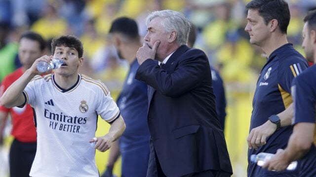 Ancelotti da instrucciones en el partido ante Las Palmas