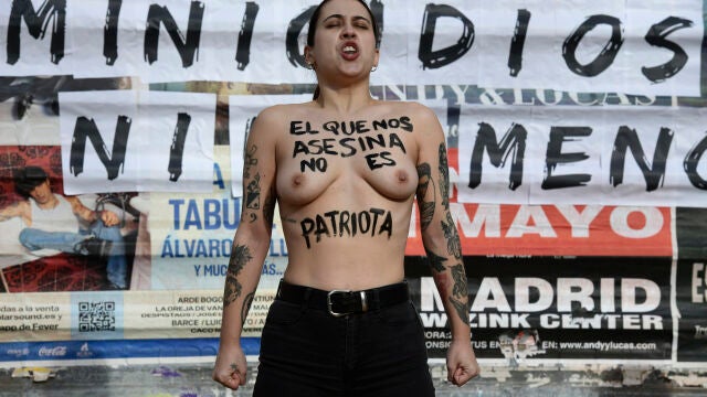 La organización FEMEN lleva a cabo una acción "para denunciar los feminicidios y el negacionismo machista".