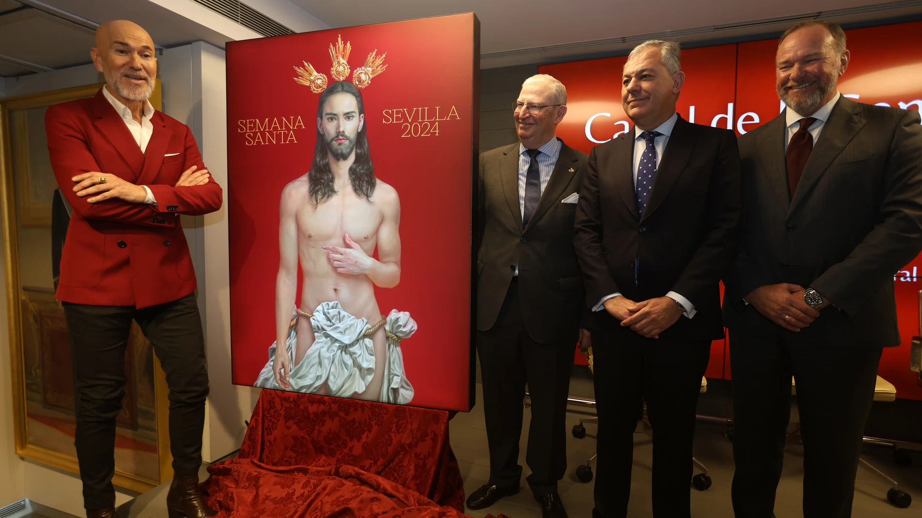 El autor, Salustiano, posa junto al cartel anunciador de la Semana Santa de Sevilla 2024 y a las autoridades presentes en el actoAYUNTAMIENTO DE SEVILLA27/01/2024