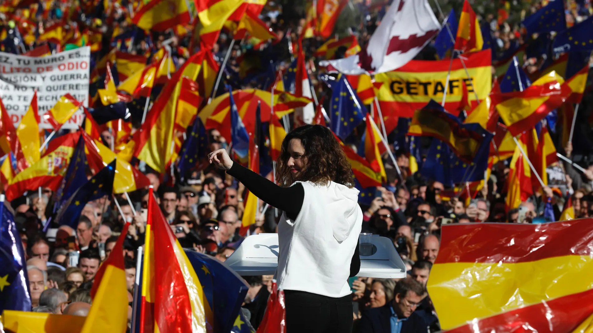 La presidenta de Madrid, Isabel Díaz Ayuso, durante su intervención en la manifestación contra la amnistía
