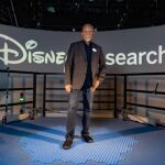 Lanny Smoot, investigador del Disney Research, en el nuevo suelo HoloTile