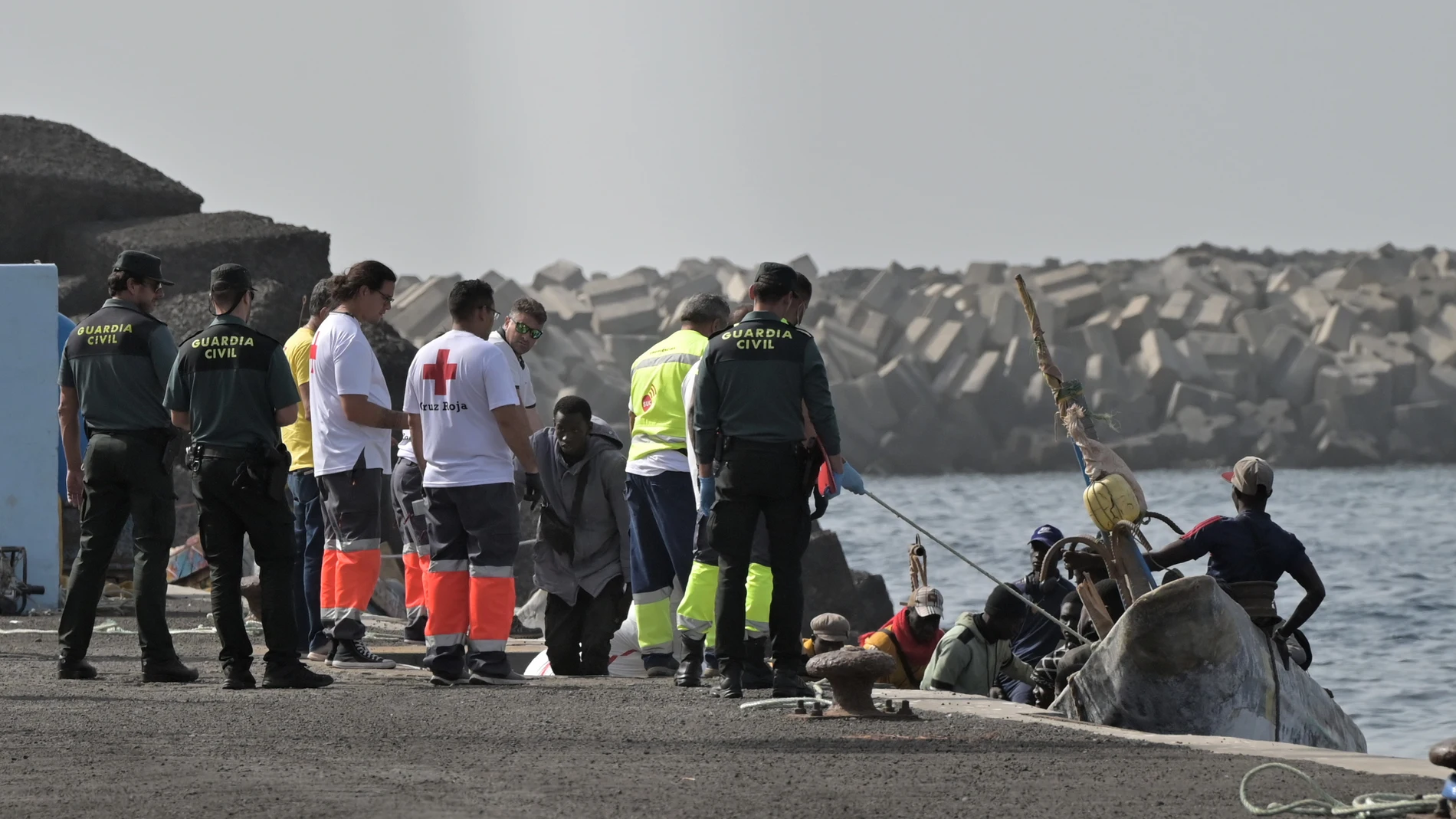 EL PINAR (EL HIERRO), 28/01/2023.- Fotografía del desembarque de 81 inmigrantes, rescatados en la tarde de hoy, por la embarcación de Salvamento Marítimo, Guardamar Talía, en aguas cercanas a El Hierro, y trasladados al puerto de La Restinga, en el municipio de El Pinar, en la isla de El Hierro, para ser atendidos por los equipos de emergencia. Más de 600 personas migrantes han arribado en las últimas horas a las costas canarias a bordo de seis cayucos, cuatro en El Hierro, uno en Tenerife y ...