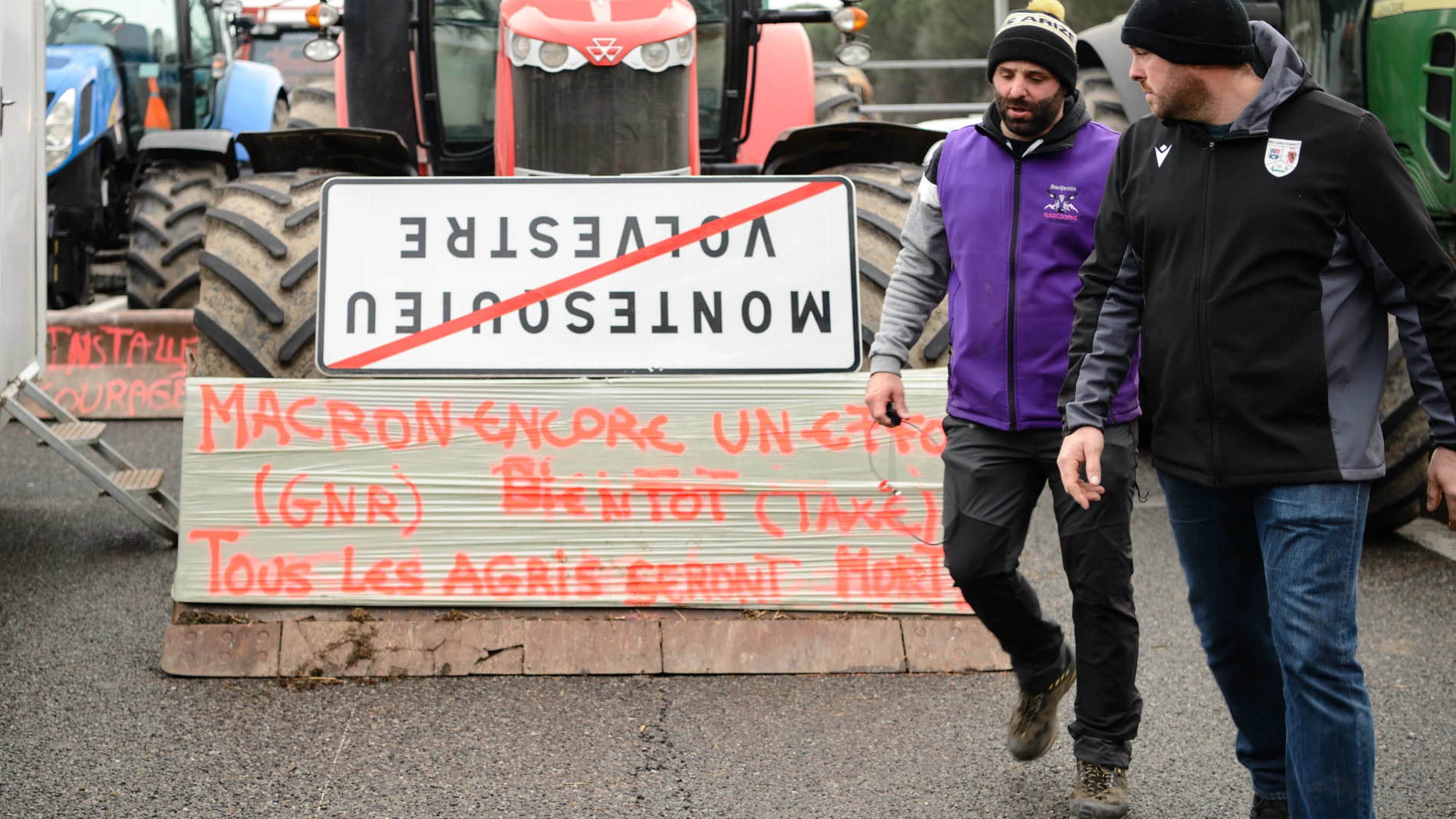 January 26, 2024, Toulouse, Occitanie, France: For a period of 10 days, the young farmers of Haute Garonne, led by Jerome Bayle, have been holding up traffic on the A64 freeway at Carbone. They are eagerly awaiting an address by the French Prime Minister Gabriel Attal. 26/01/2024 26/01/2024