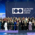 Foto de familia durante la gala ‘Las Top 100 Mujeres Líderes de España, en el Teatro Real de Madrid.