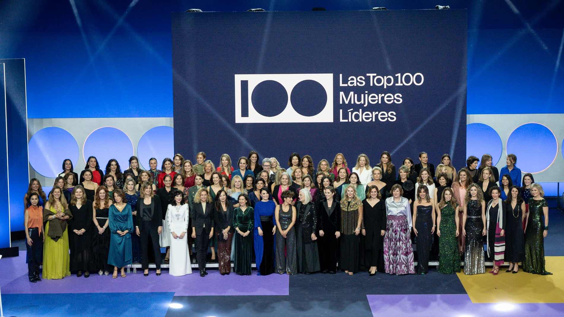 Foto de familia durante la gala ‘Las Top 100 Mujeres Líderes de España, en el Teatro Real de Madrid.